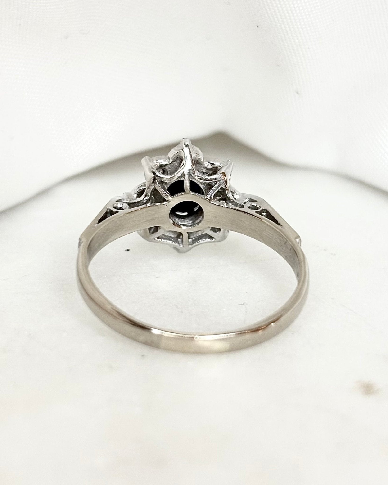 Bague Marguerite Saphir 0.40 carat &amp; 8 Diamants “Camille” - Elliade Paris