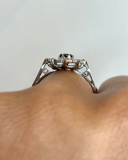 Bague Marguerite Saphir 0.40 carat &amp; 8 Diamants “Camille” - Elliade Paris