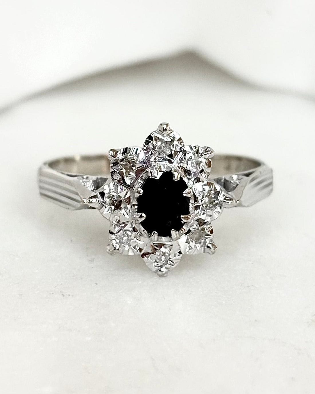 Bague Marguerite Saphir 0.40 carat &amp; 8 Diamants “Camille” - Elliade Paris