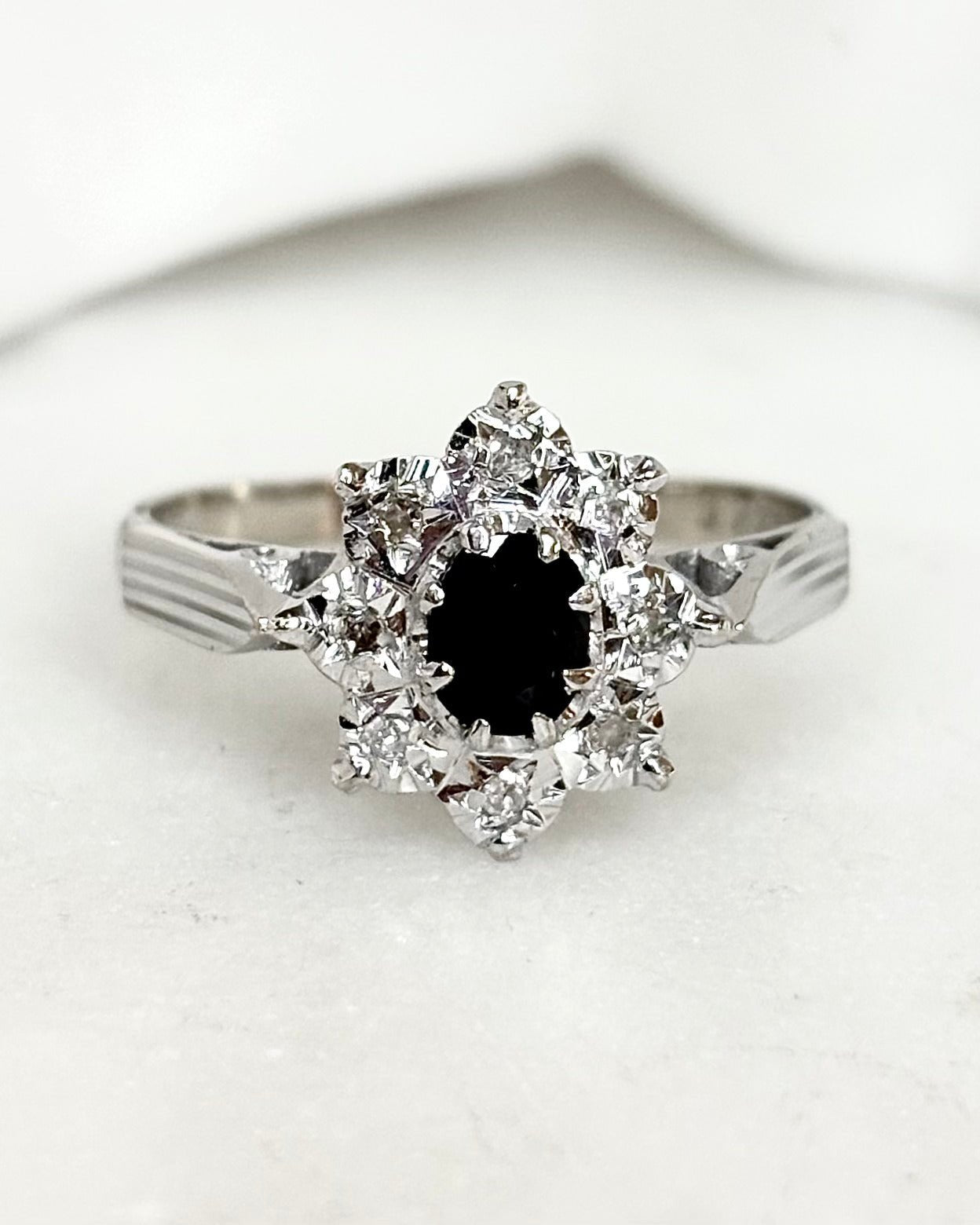 Bague Marguerite Saphir 0.40 carat &amp; 8 Diamants “Camille” - Elliade Paris