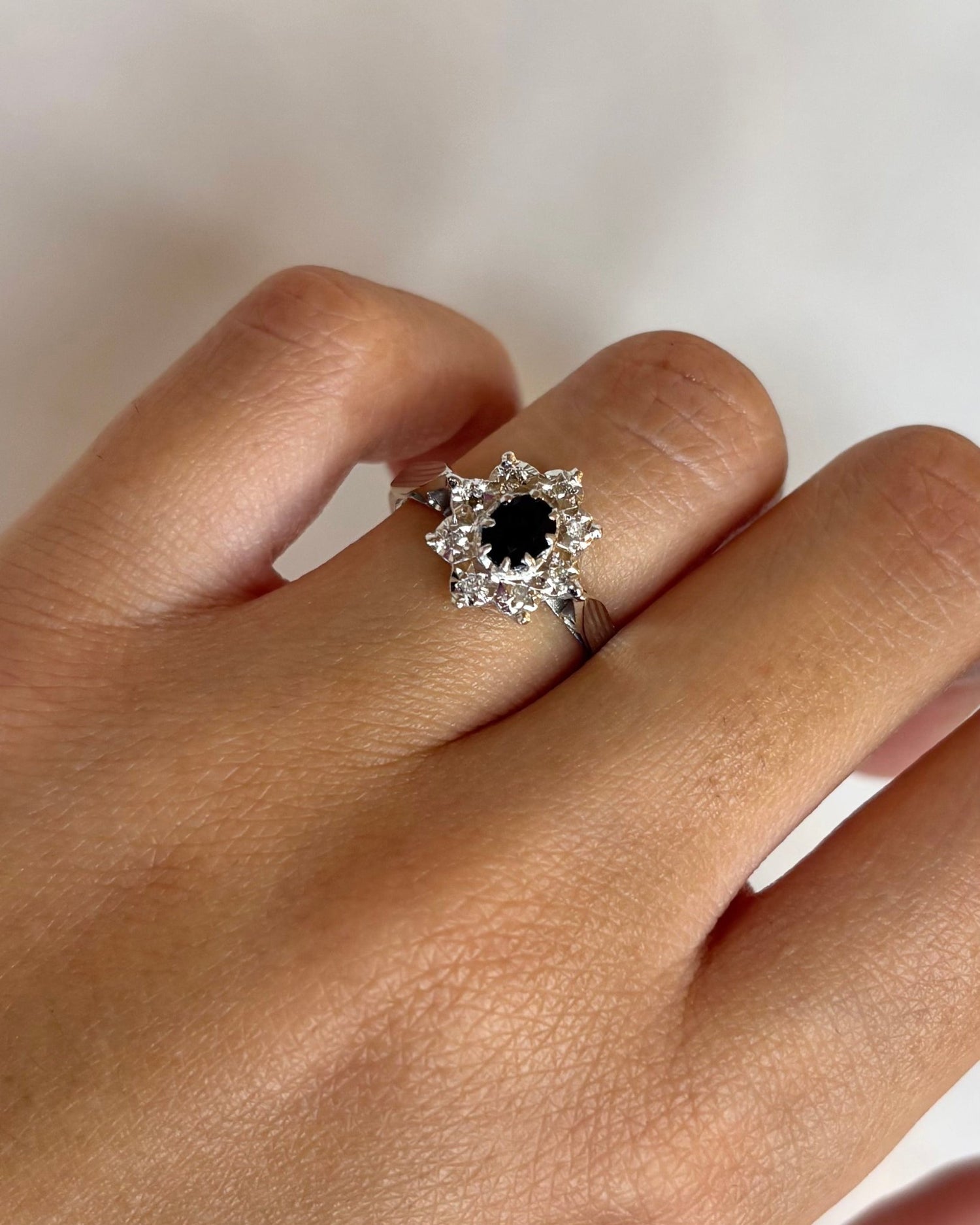 Bague Marguerite Saphir 0.40 carat &amp; 8 Diamants “Camille” - Elliade Paris