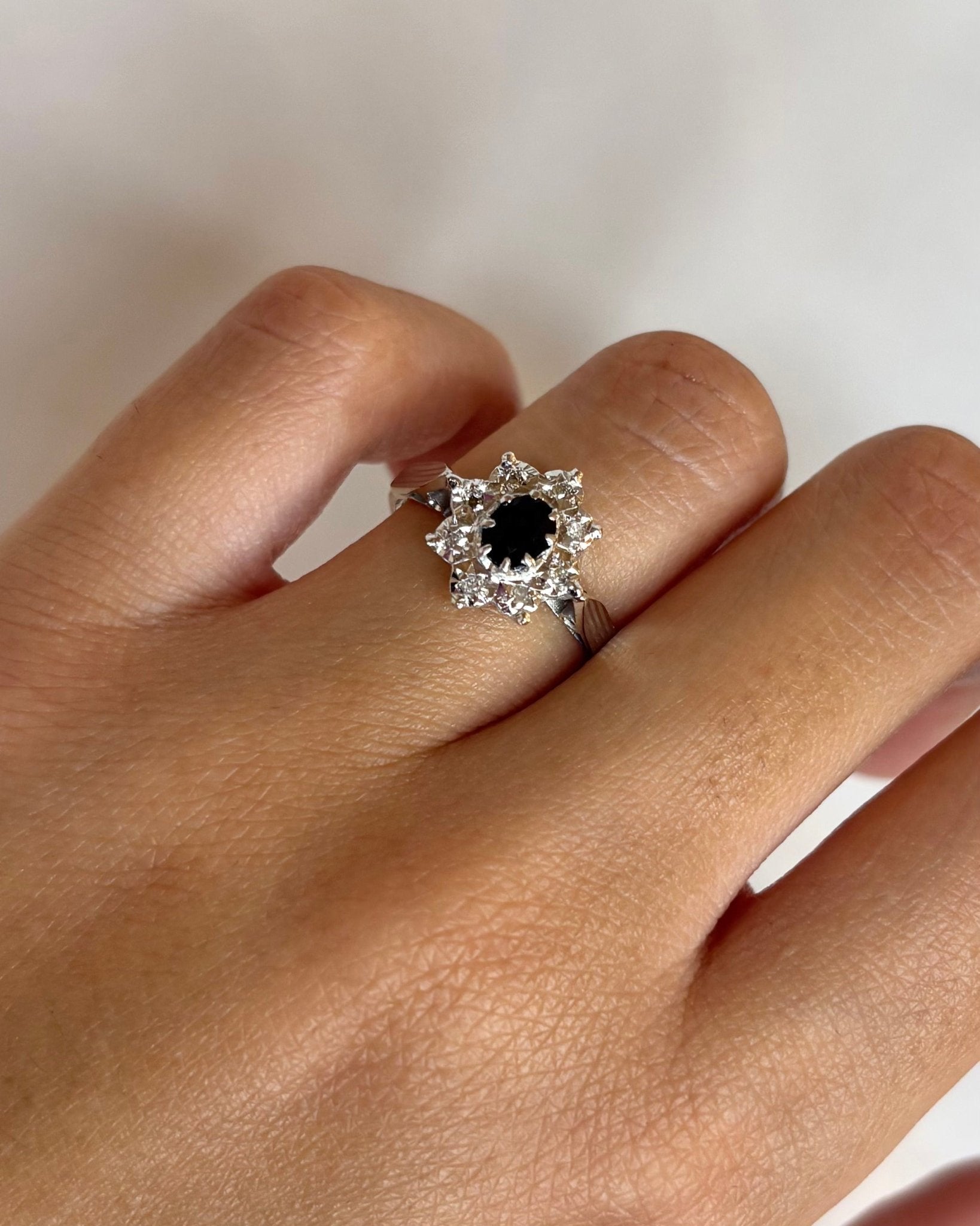 Bague Marguerite Saphir 0.40 carat &amp; 8 Diamants “Camille” - Elliade Paris