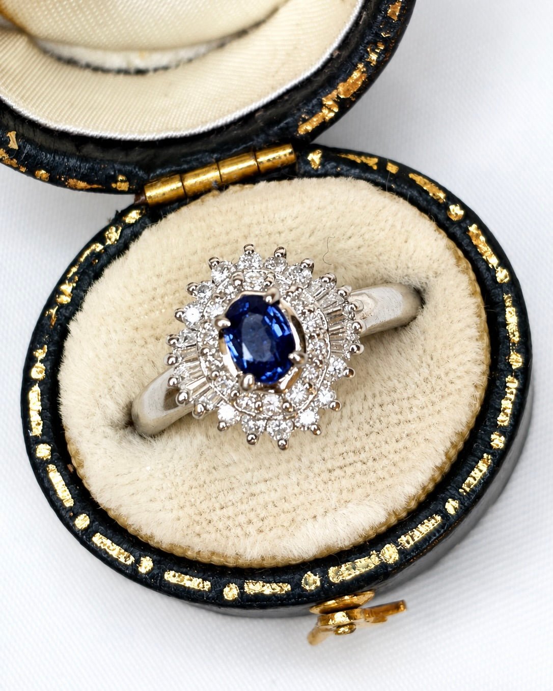 Bague Marguerite Saphir 0.44 carat, Diamants 0.32 carat &amp; Platine 5.73g "Linette" - Elliade Paris