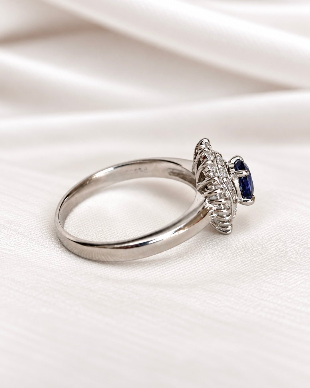 Bague Marguerite Saphir 0.44 carat, Diamants 0.32 carat &amp; Platine 5.73g "Linette" - Elliade Paris