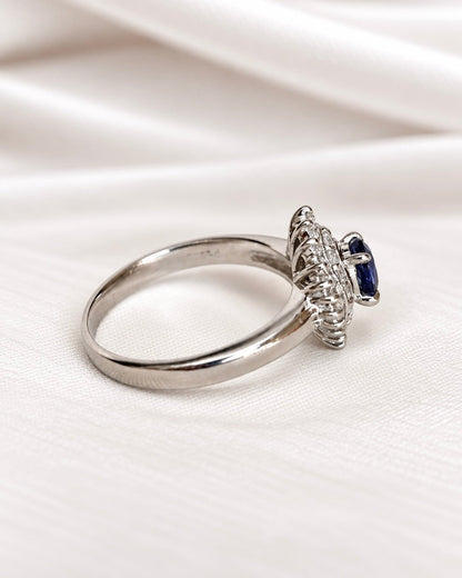 Bague Marguerite Saphir 0.44 carat, Diamants 0.32 carat &amp; Platine 5.73g "Linette" - Elliade Paris