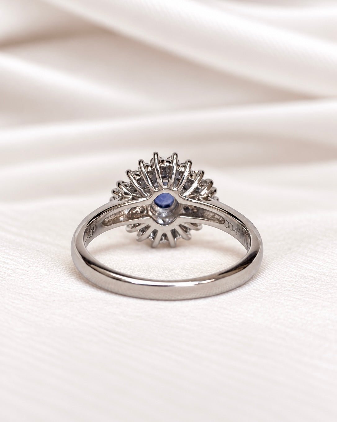 Bague Marguerite Saphir 0.44 carat, Diamants 0.32 carat &amp; Platine 5.73g "Linette" - Elliade Paris