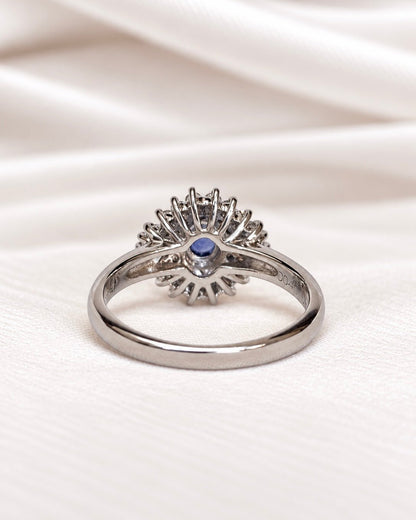 Bague Marguerite Saphir 0.44 carat, Diamants 0.32 carat &amp; Platine 5.73g "Linette" - Elliade Paris