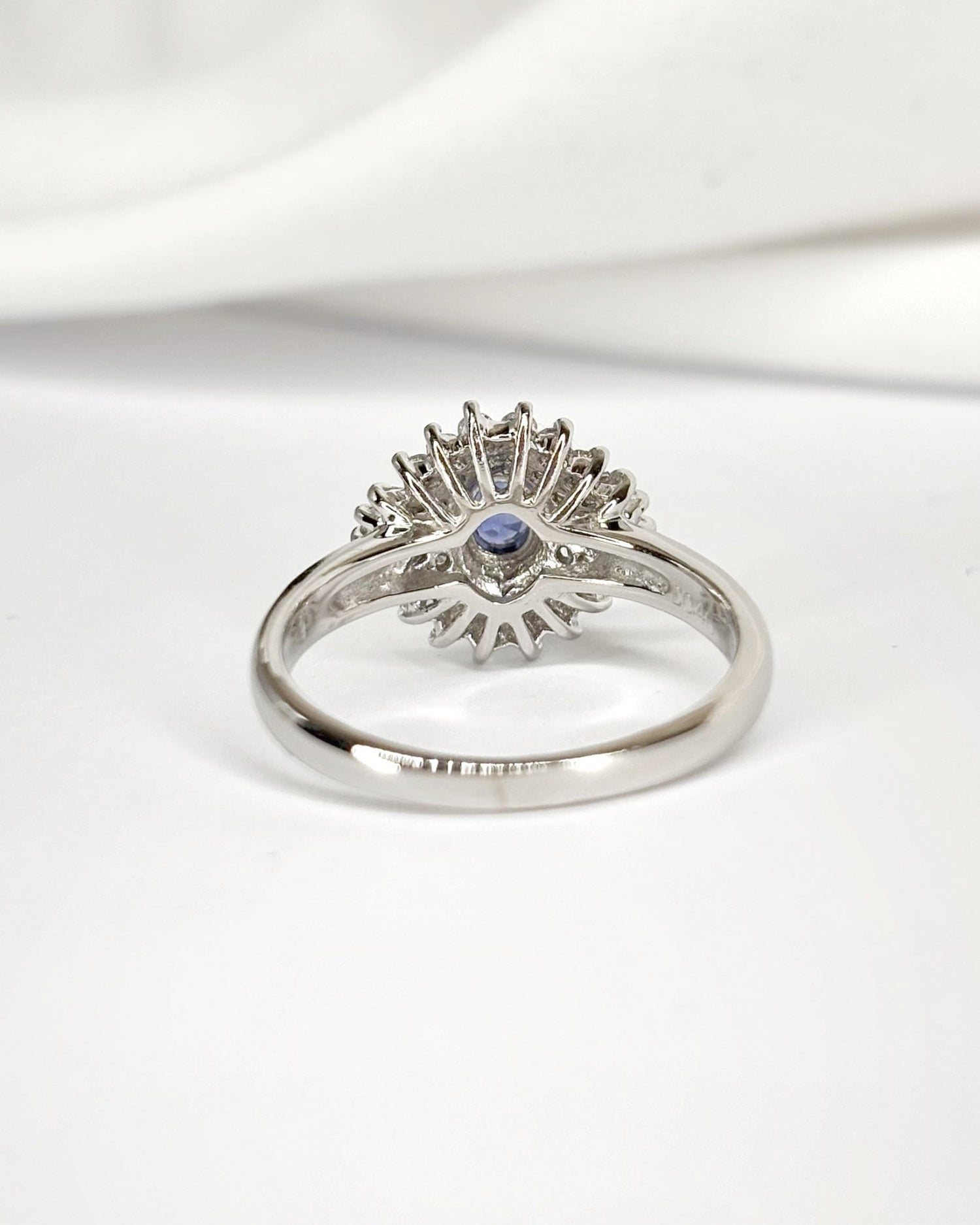 Bague Marguerite Saphir 0.44 carat, Diamants 0.32 carat &amp; Platine 5.73g "Linette" - Elliade Paris