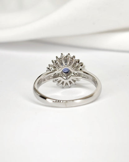 Bague Marguerite Saphir 0.44 carat, Diamants 0.32 carat &amp; Platine 5.73g "Linette" - Elliade Paris