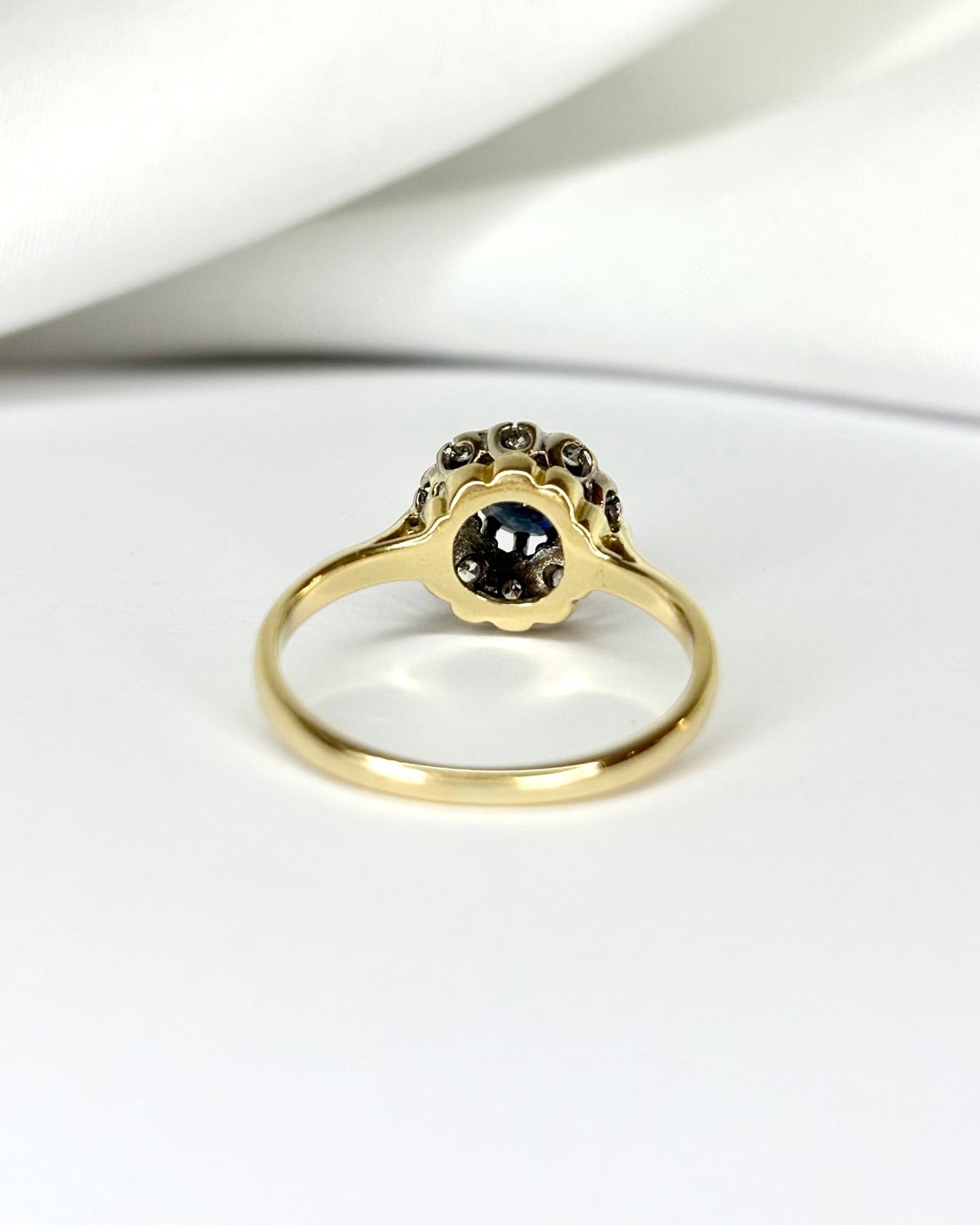 Bague Marguerite Saphir 0.45 carat &amp; 10 Diamants &quot;Marlène&quot; - Elliade Paris