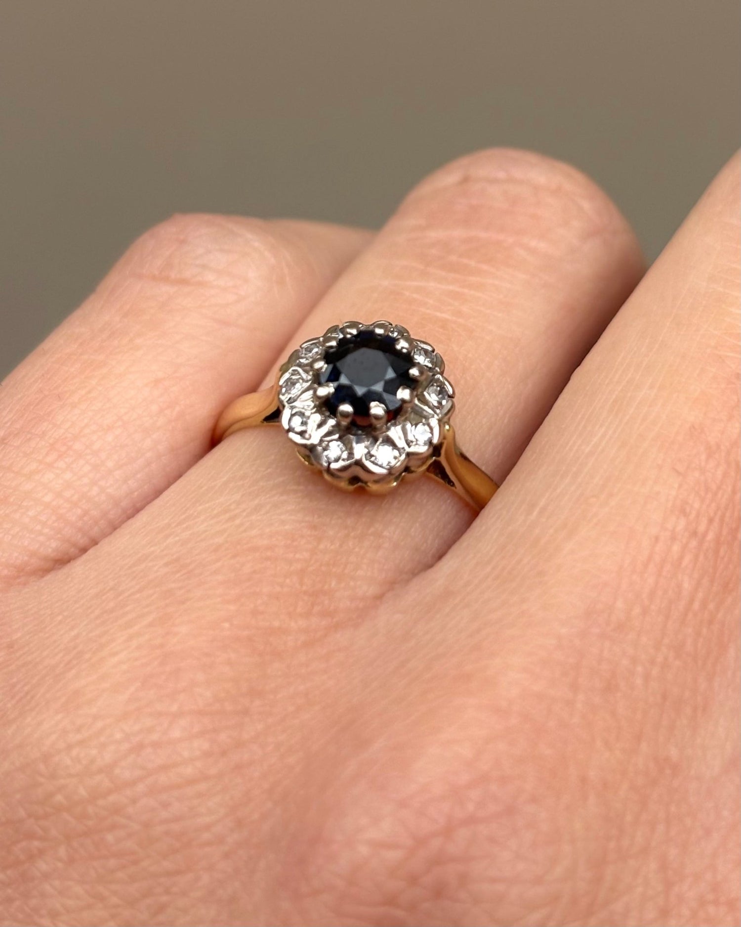 Bague Marguerite Saphir 0.45 carat &amp; 10 Diamants &quot;Marlène&quot; - Elliade Paris