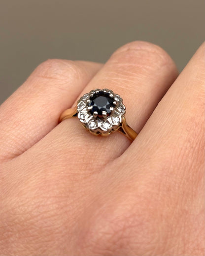 Bague Marguerite Saphir 0.45 carat &amp; 10 Diamants &quot;Marlène&quot; - Elliade Paris