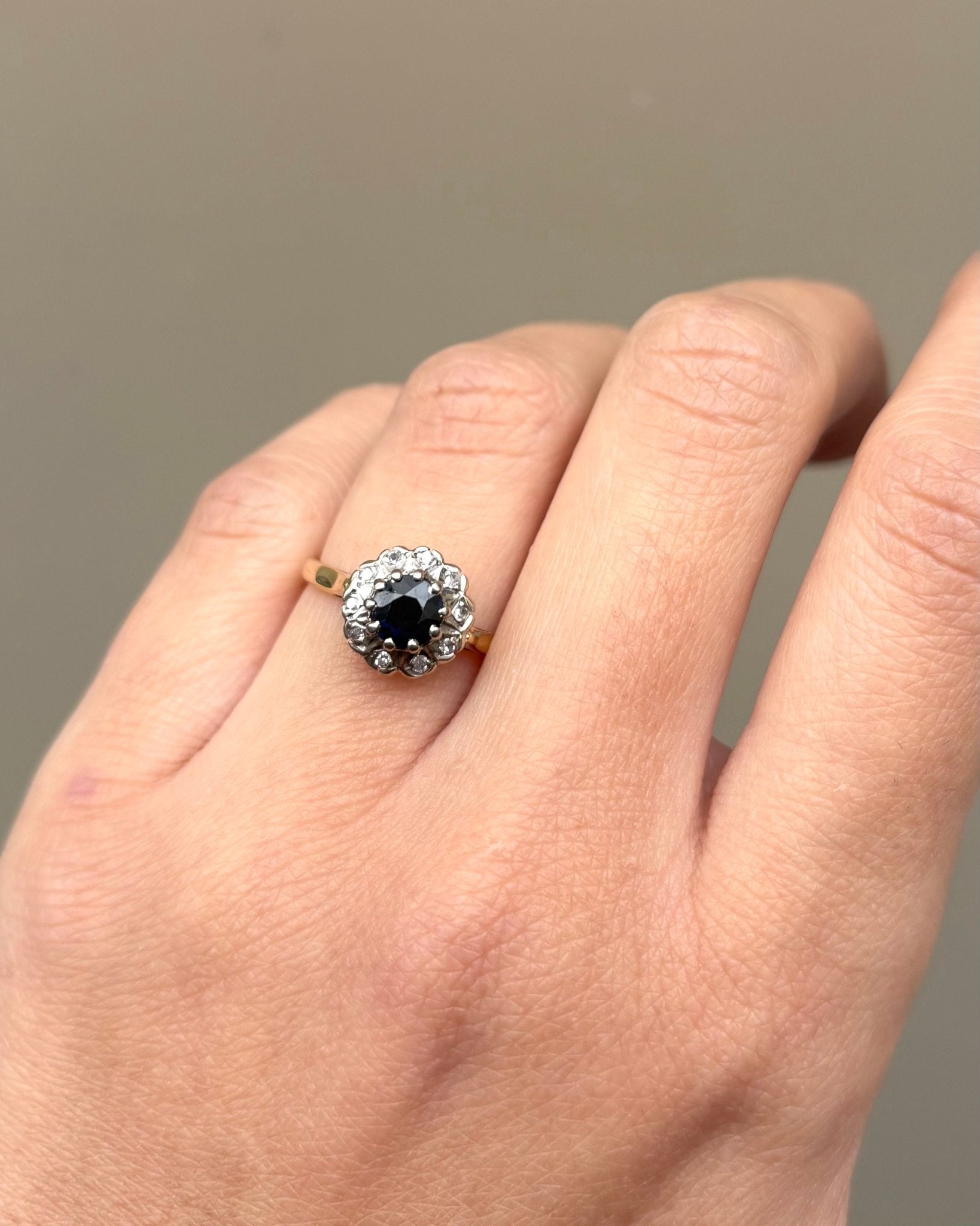 Bague Marguerite Saphir 0.45 carat &amp; 10 Diamants "Marlène" - Elliade Paris