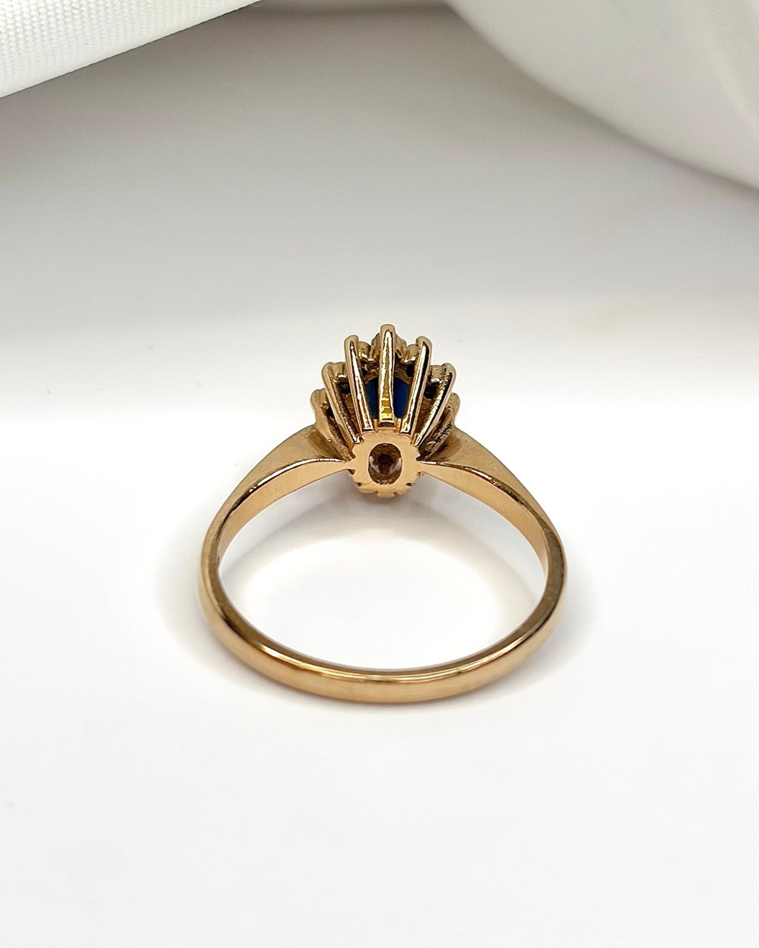 Bague Marguerite Saphir 0.45 carat &amp; 12 Diamants "Lisie" - Elliade Paris