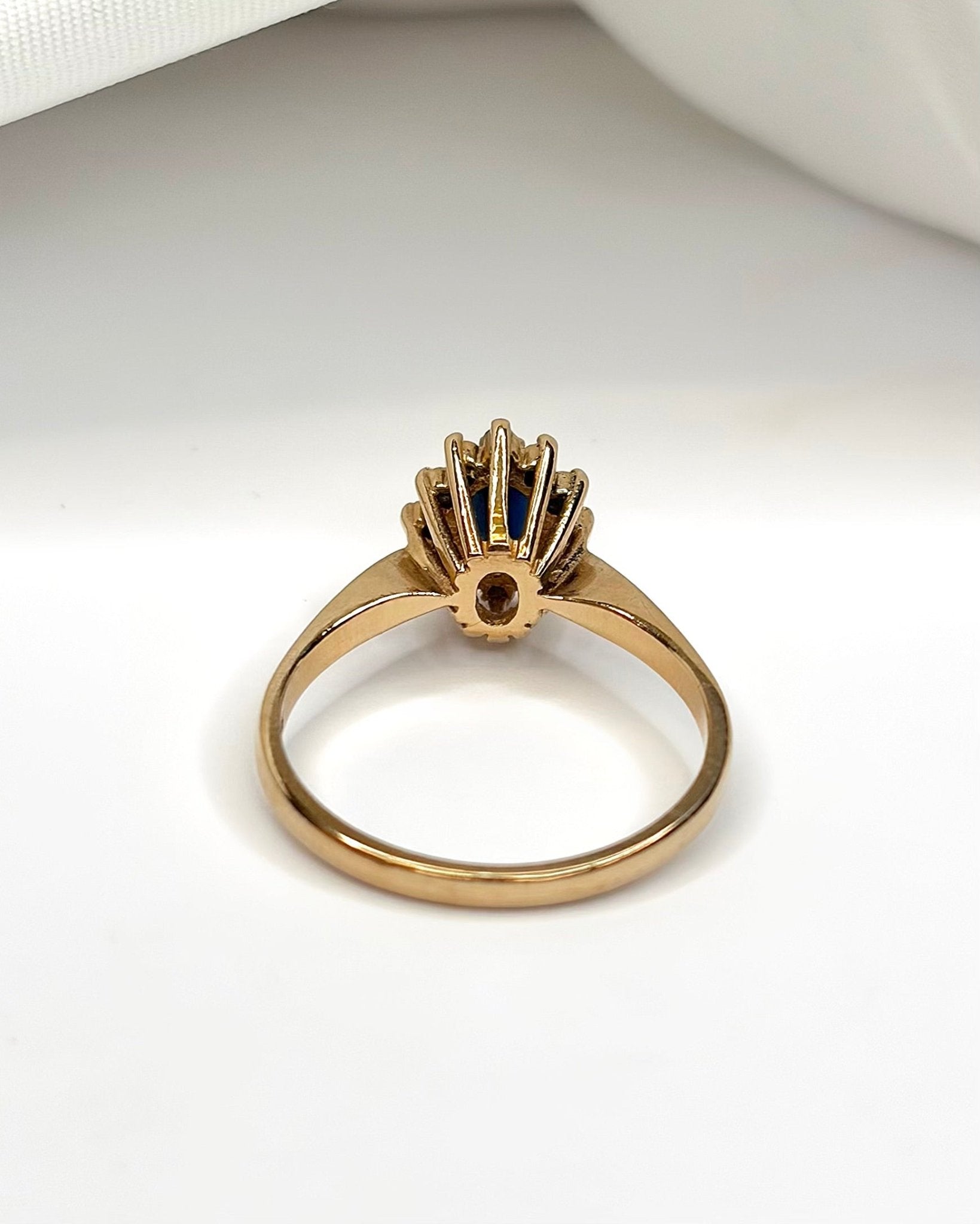 Bague Marguerite Saphir 0.45 carat &amp; 12 Diamants "Lisie" - Elliade Paris