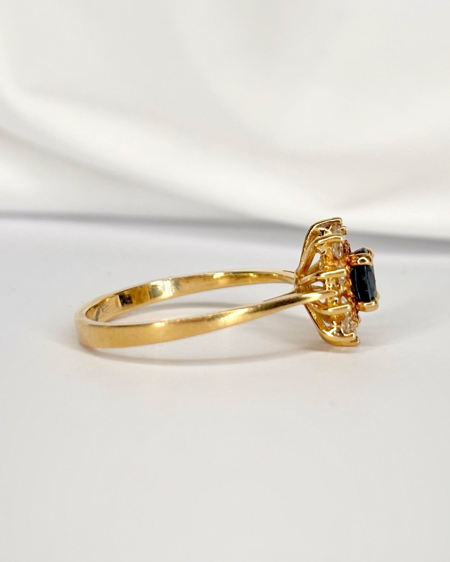 Bague Marguerite Saphir 0.45 carat &amp; Diamants 0.20 carat "Laurence" - Elliade Paris