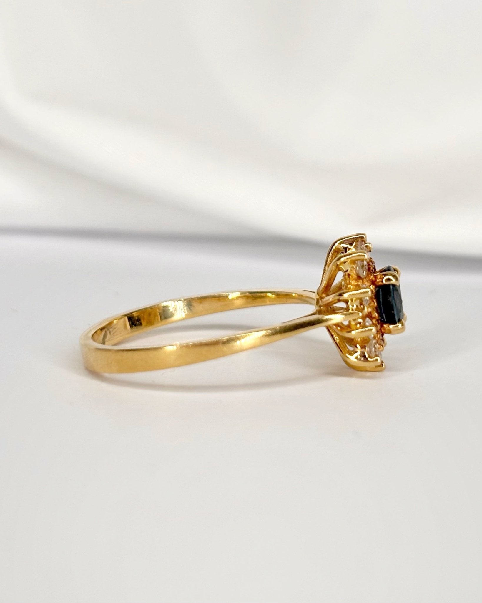 Bague Marguerite Saphir 0.45 carat &amp; Diamants 0.20 carat "Laurence" - Elliade Paris
