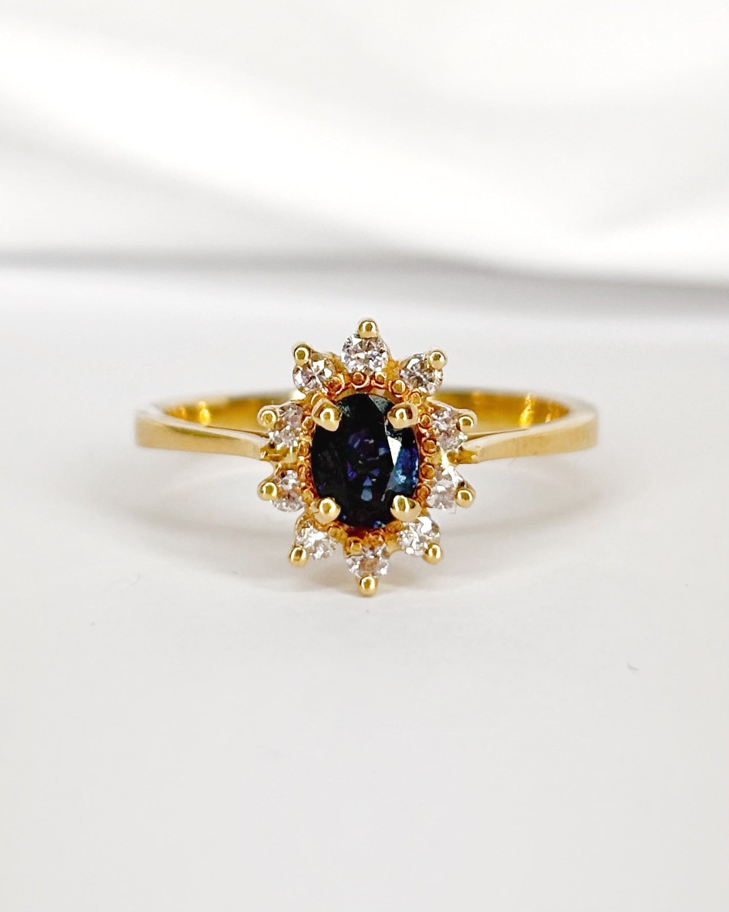 Bague Marguerite Saphir 0.45 carat &amp; Diamants 0.20 carat "Laurence" - Elliade Paris