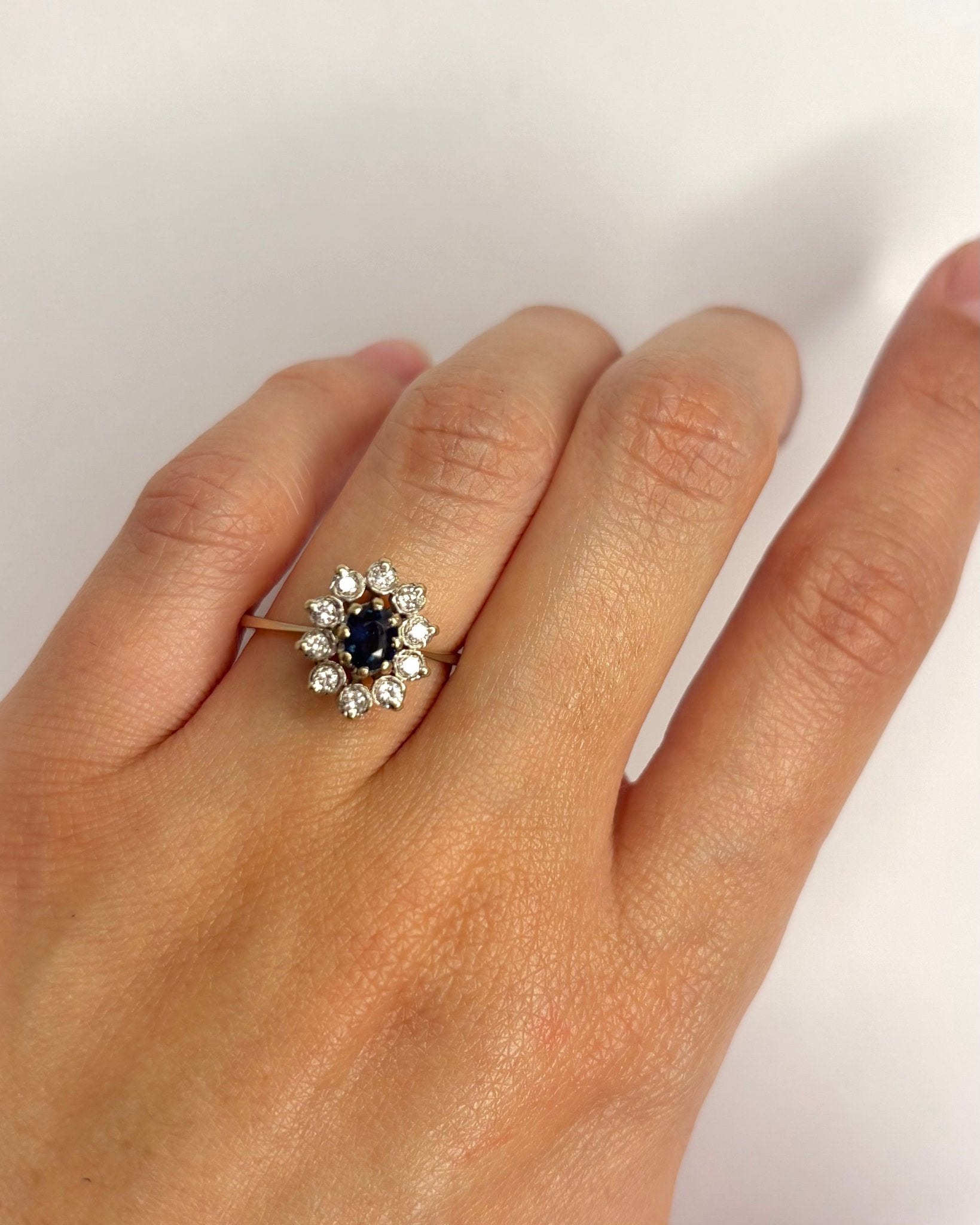 Bague Marguerite Saphir 0.47 carat &amp; Diamants 0.30 carat "Elisa" - Elliade Paris