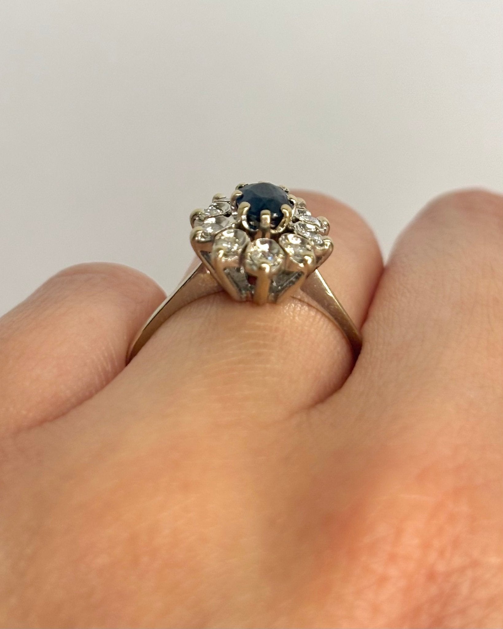 Bague Marguerite Saphir 0.47 carat &amp; Diamants 0.30 carat "Elisa" - Elliade Paris