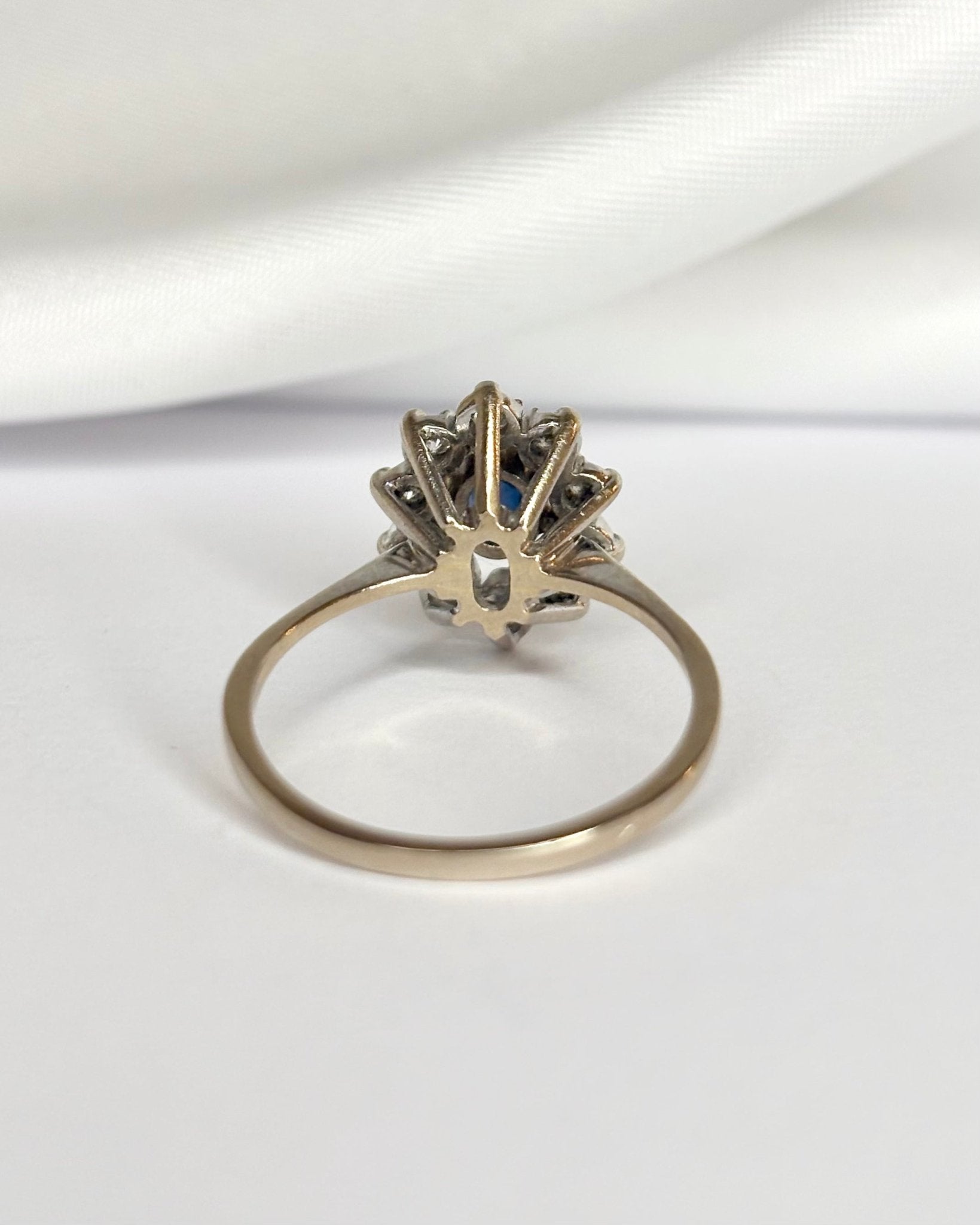 Bague Marguerite Saphir 0.47 carat &amp; Diamants 0.30 carat "Elisa" - Elliade Paris