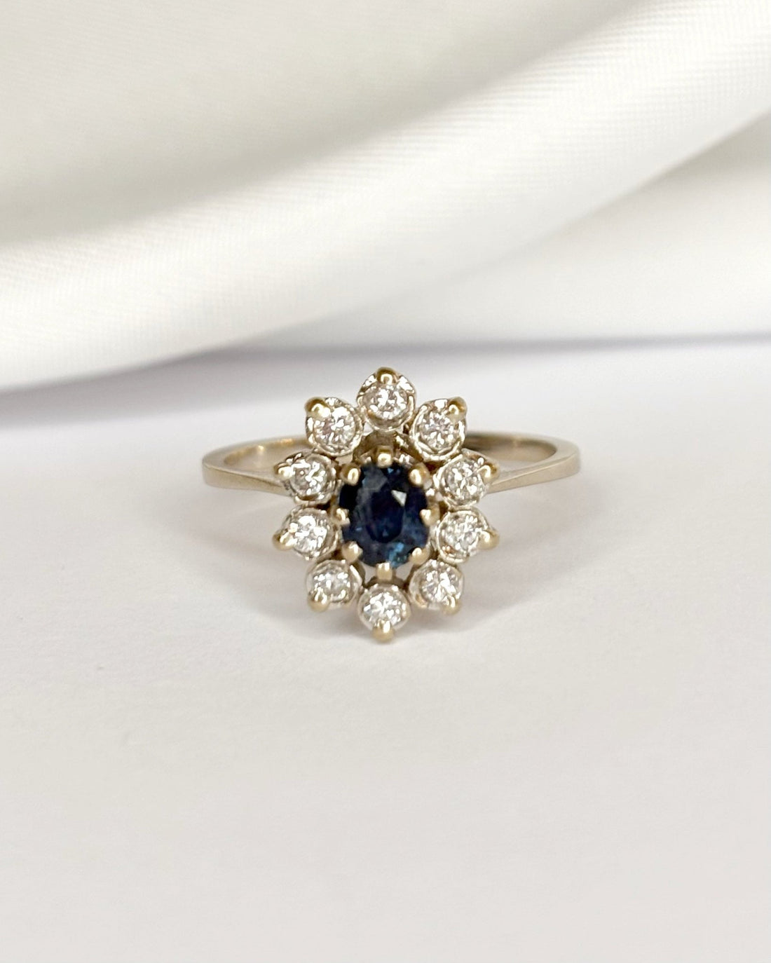 Bague Marguerite Saphir 0.47 carat &amp; Diamants 0.30 carat "Elisa" - Elliade Paris
