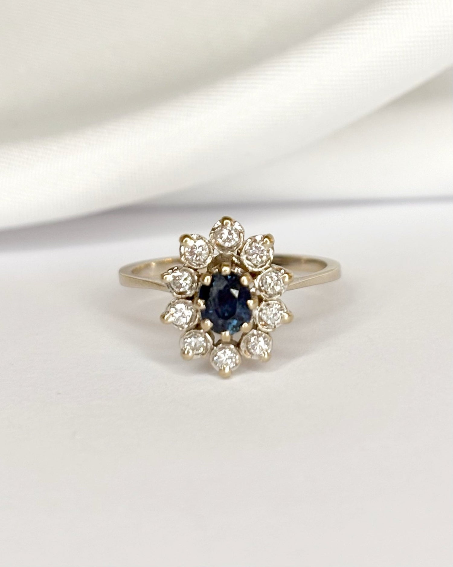 Bague Marguerite Saphir 0.47 carat &amp; Diamants 0.30 carat "Elisa" - Elliade Paris