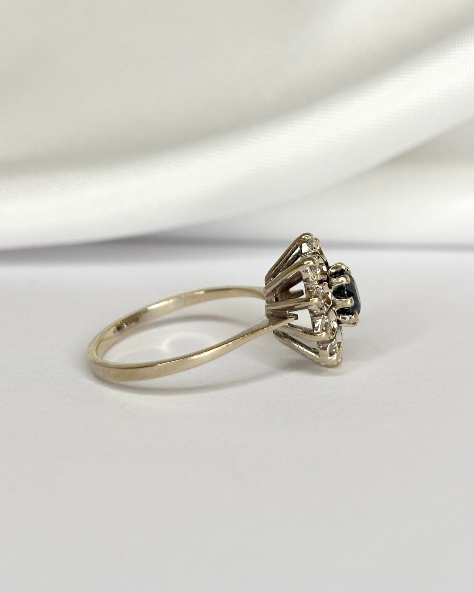 Bague Marguerite Saphir 0.47 carat &amp; Diamants 0.30 carat "Elisa" - Elliade Paris