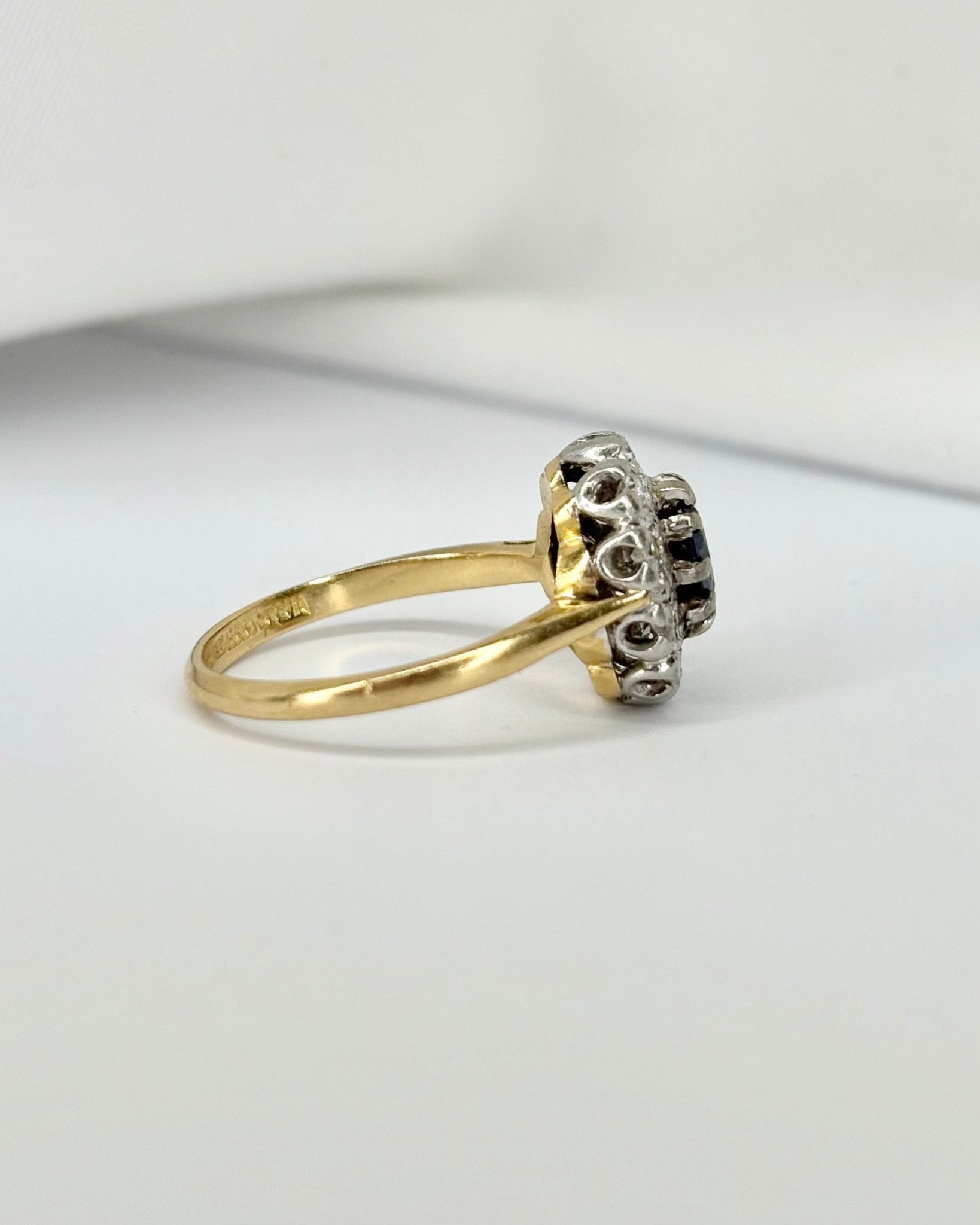 Bague Marguerite Saphir 0.50 carat &amp; 10 Diamants "Mia" - Elliade Paris