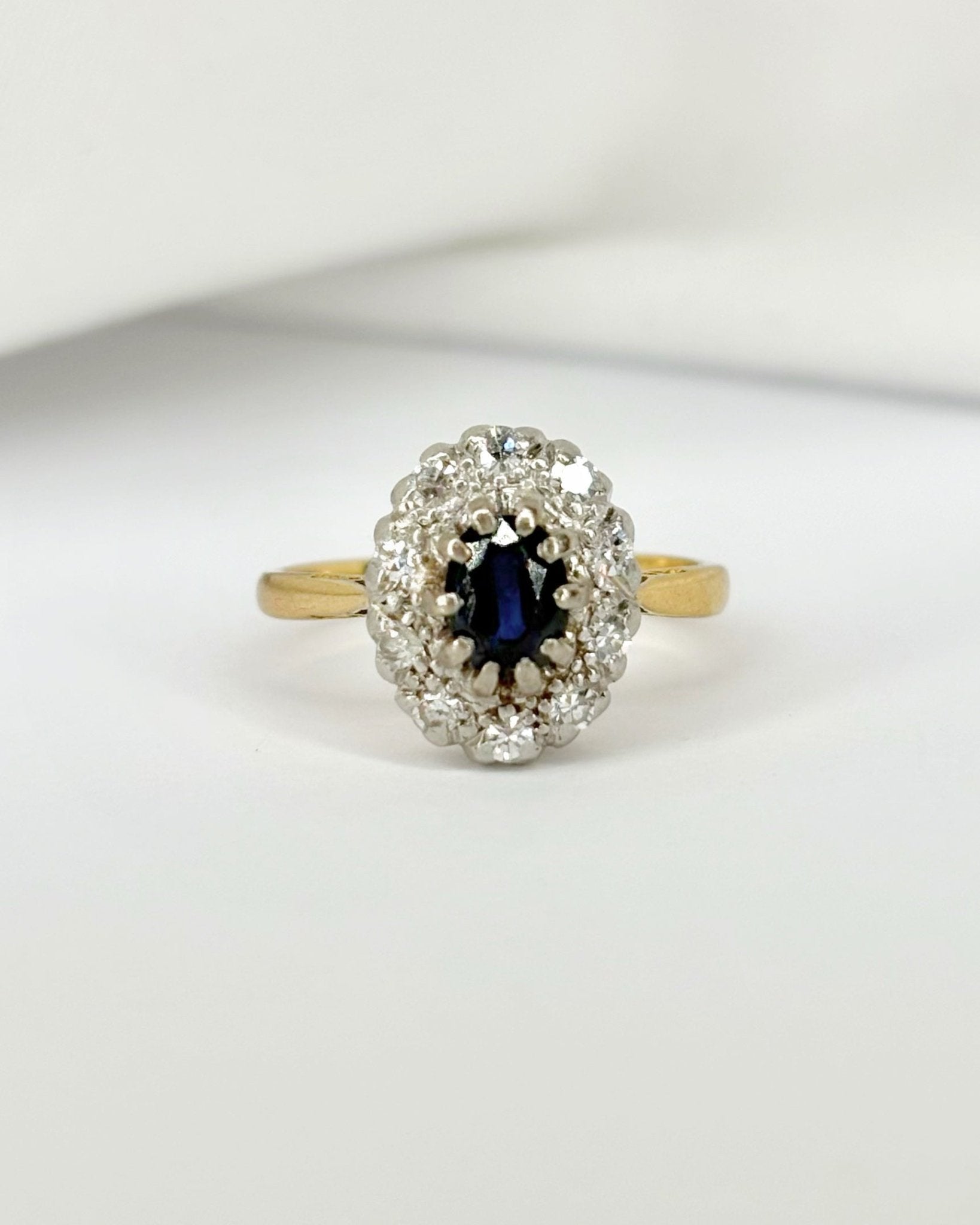Bague Marguerite Saphir 0.50 carat &amp; 10 Diamants &quot;Mia&quot; - Elliade Paris