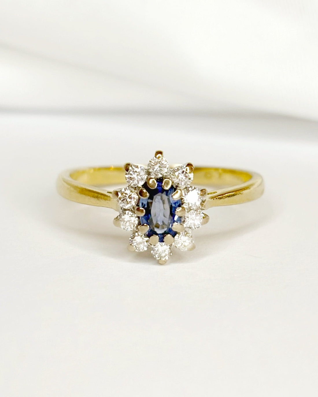 Bague Marguerite Saphir 0.50 carat &amp; 10 Diamants "Sandy" - Elliade Paris