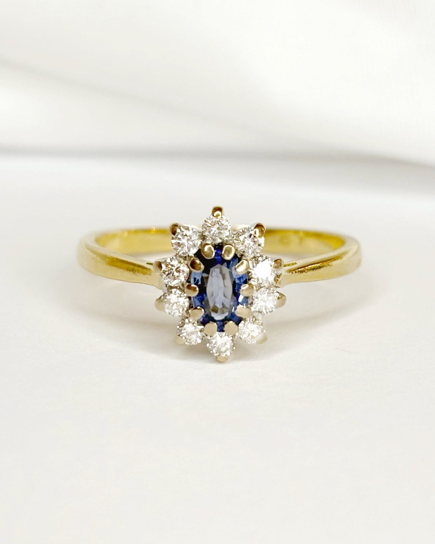 Bague Marguerite Saphir 0.50 carat &amp; 10 Diamants "Sandy" - Elliade Paris