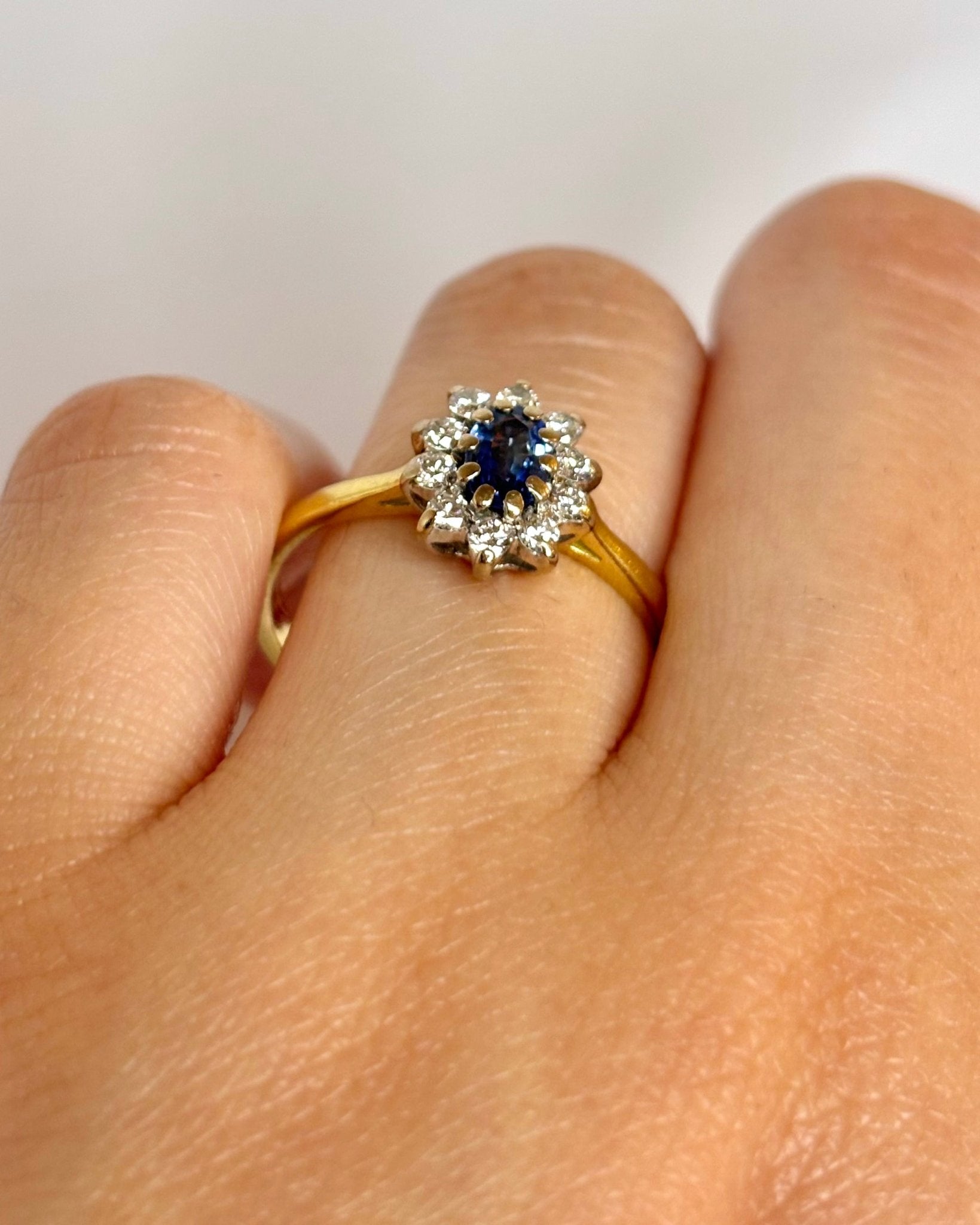 Bague Marguerite Saphir 0.50 carat &amp; 10 Diamants "Sandy" - Elliade Paris