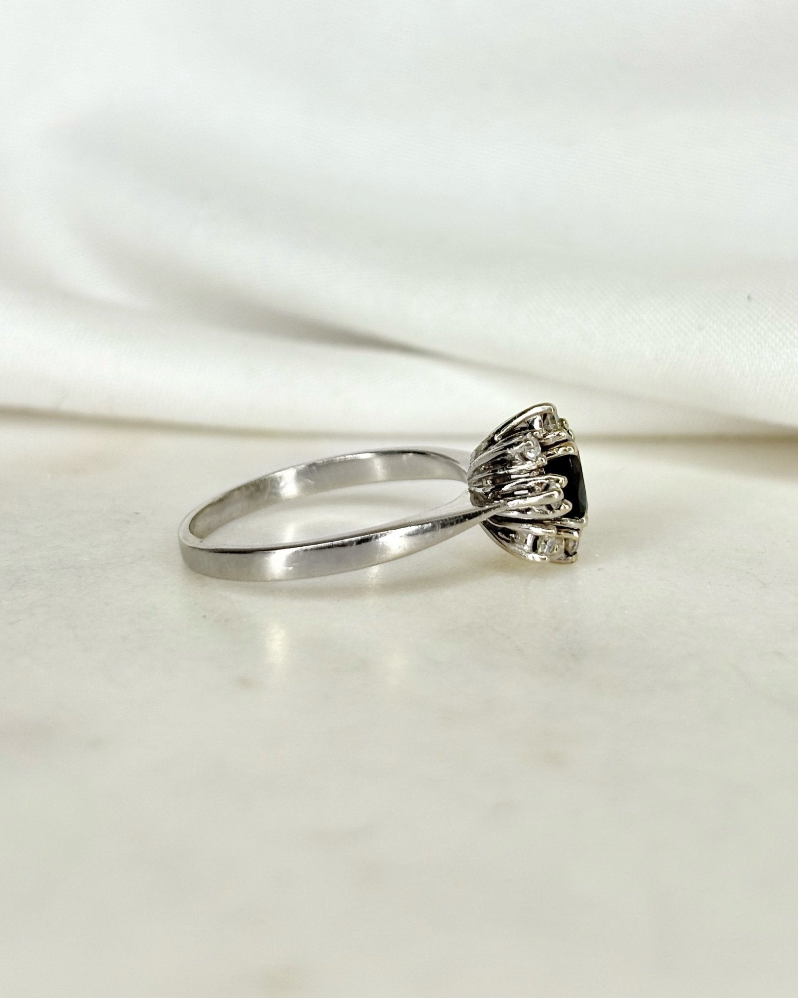 Bague Marguerite Saphir 0.50 carat &amp; 8 Diamants "Charlotte" - Elliade Paris