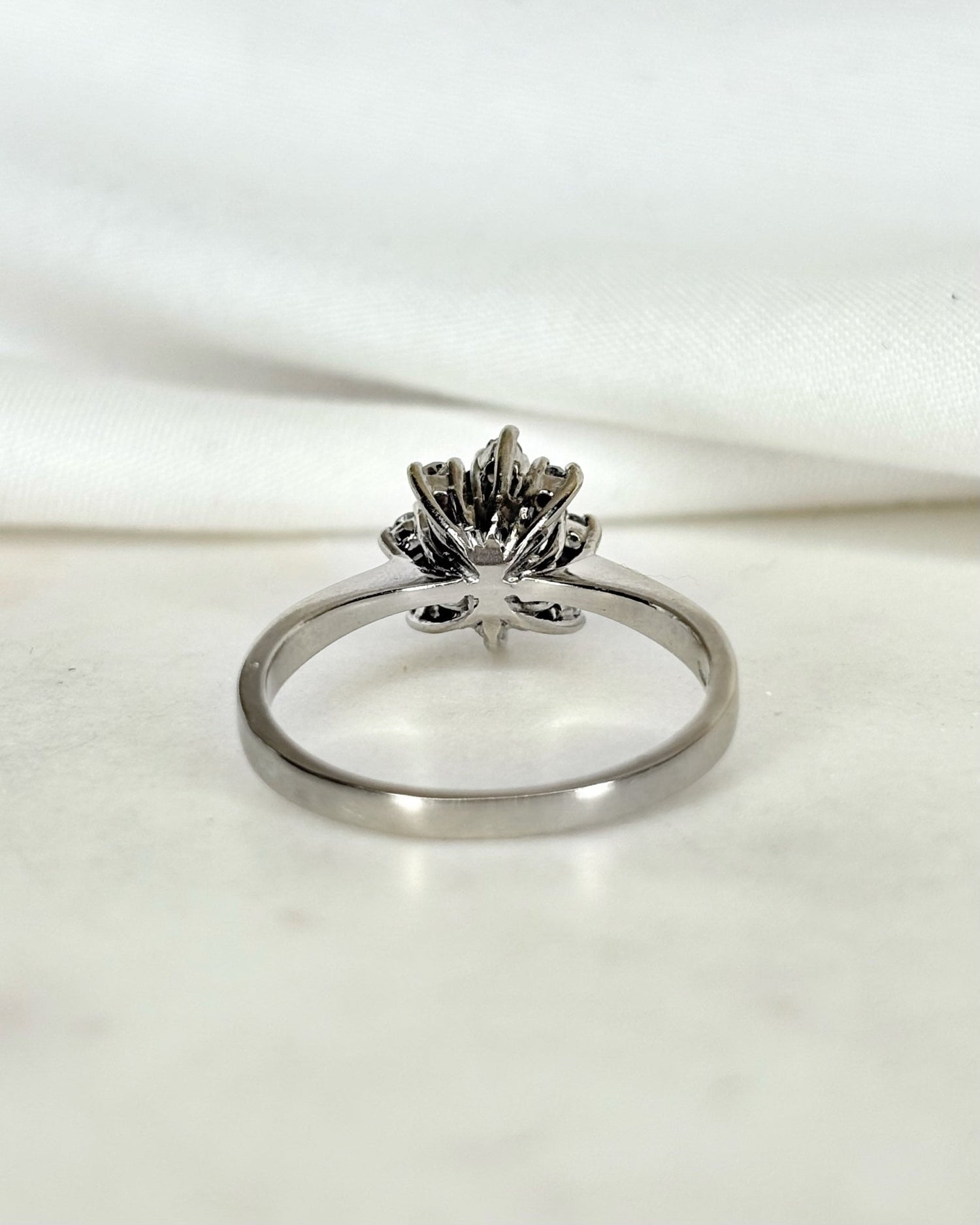 Bague Marguerite Saphir 0.50 carat &amp; 8 Diamants &quot;Charlotte&quot; - Elliade Paris