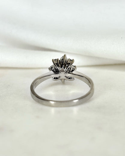 Bague Marguerite Saphir 0.50 carat &amp; 8 Diamants &quot;Charlotte&quot; - Elliade Paris