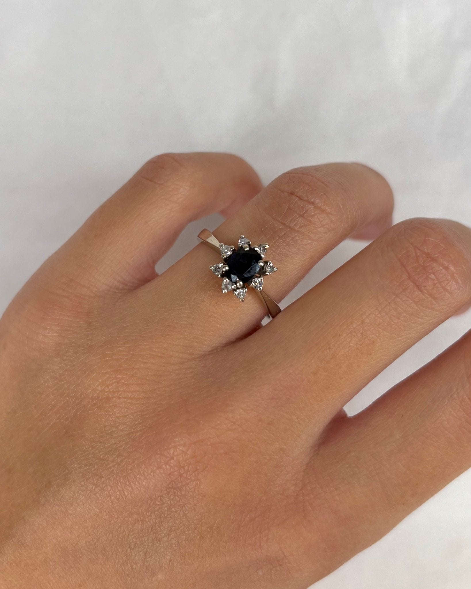 Bague Marguerite Saphir 0.50 carat &amp; 8 Diamants "Charlotte" - Elliade Paris