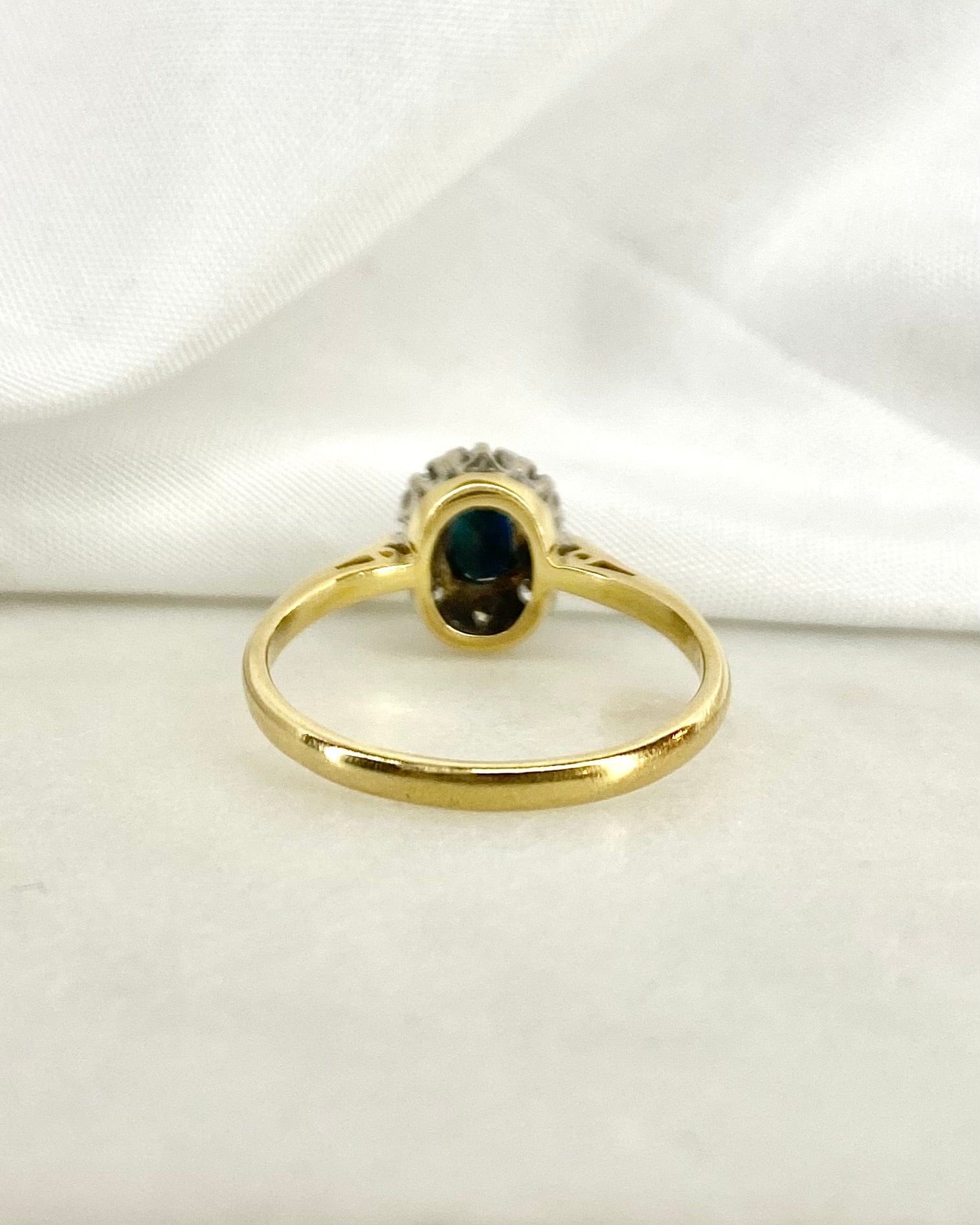 Bague Marguerite Saphir 0.50 carat &amp; 8 Diamants "Emna" - Elliade Paris