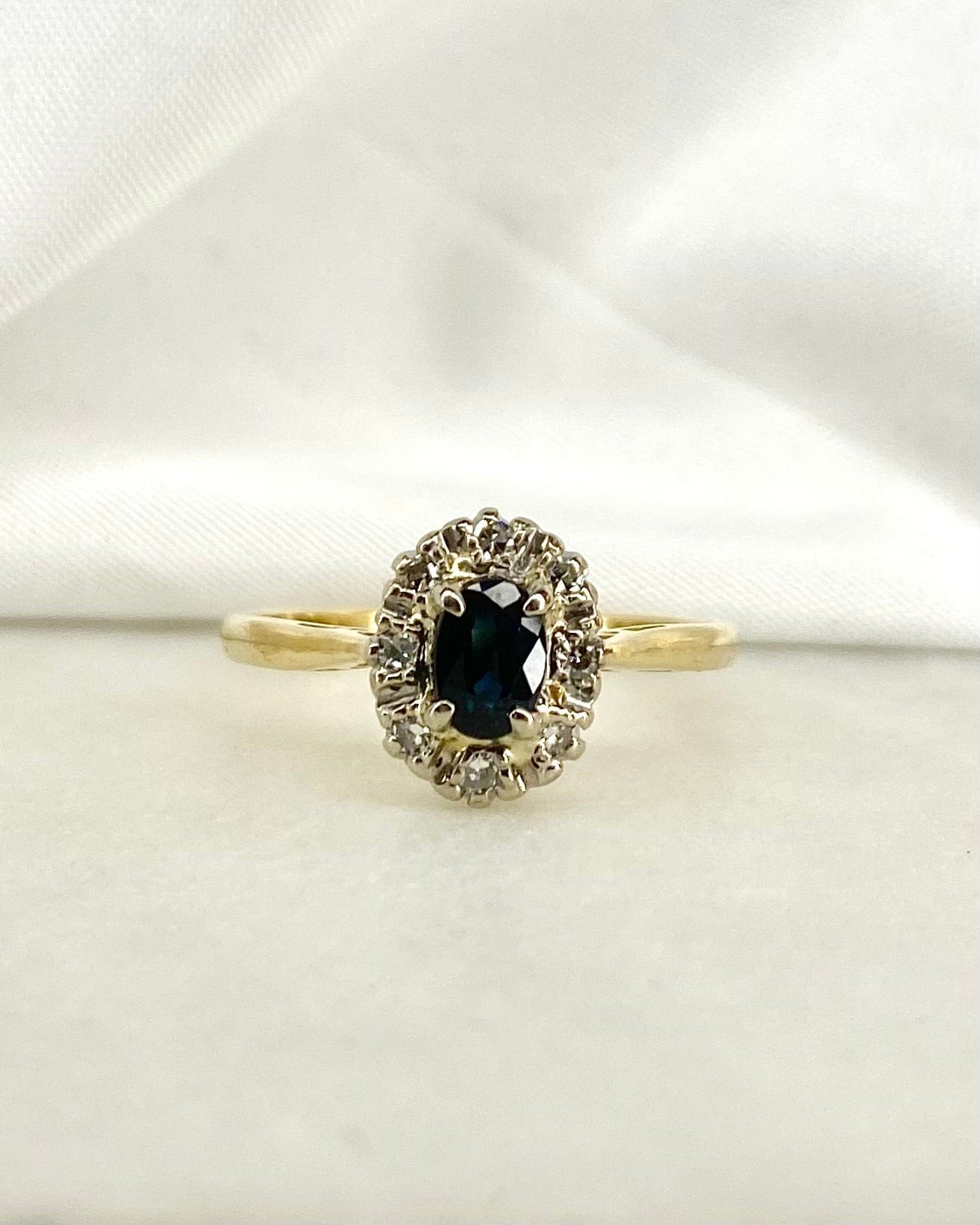 Bague Marguerite Saphir 0.50 carat &amp; 8 Diamants "Emna" - Elliade Paris