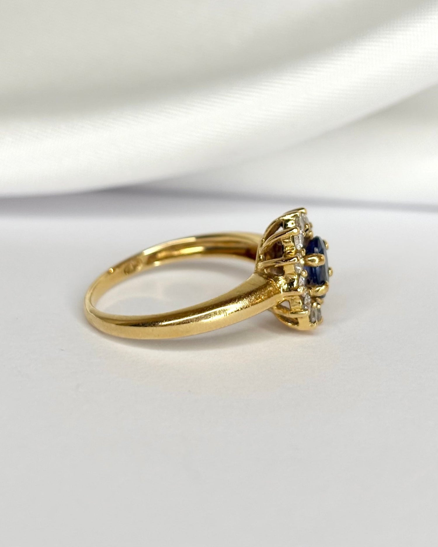 Bague Marguerite Saphir 0.50 carat &amp; Diamants 0.36 carat "Thémis" - Elliade Paris