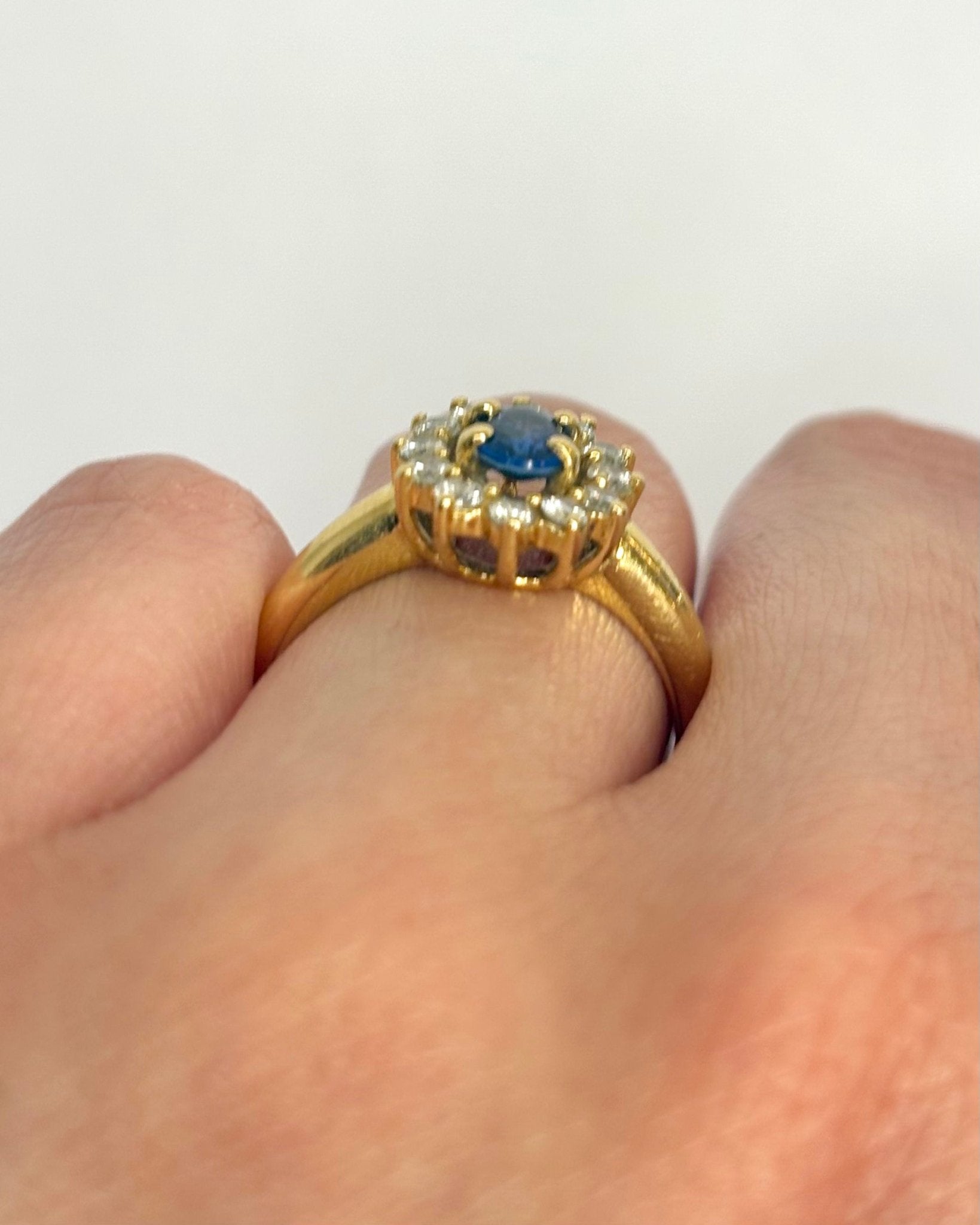 Bague Marguerite Saphir 0.50 carat &amp; Diamants 0.36 carat "Thémis" - Elliade Paris