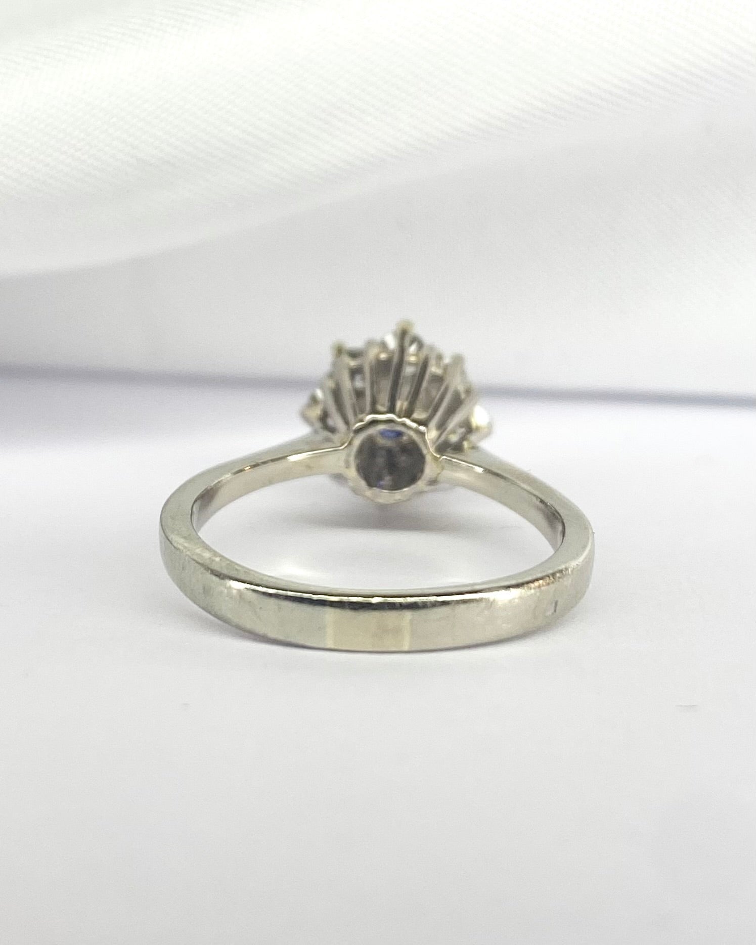 Bague Marguerite Saphir 0.50 carat &amp; Diamants 0.40 carat "Iona" - Elliade Paris