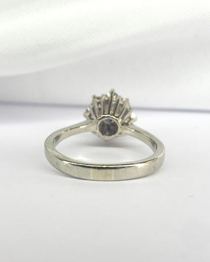 Bague Marguerite Saphir 0.50 carat &amp; Diamants 0.40 carat "Iona" - Elliade Paris