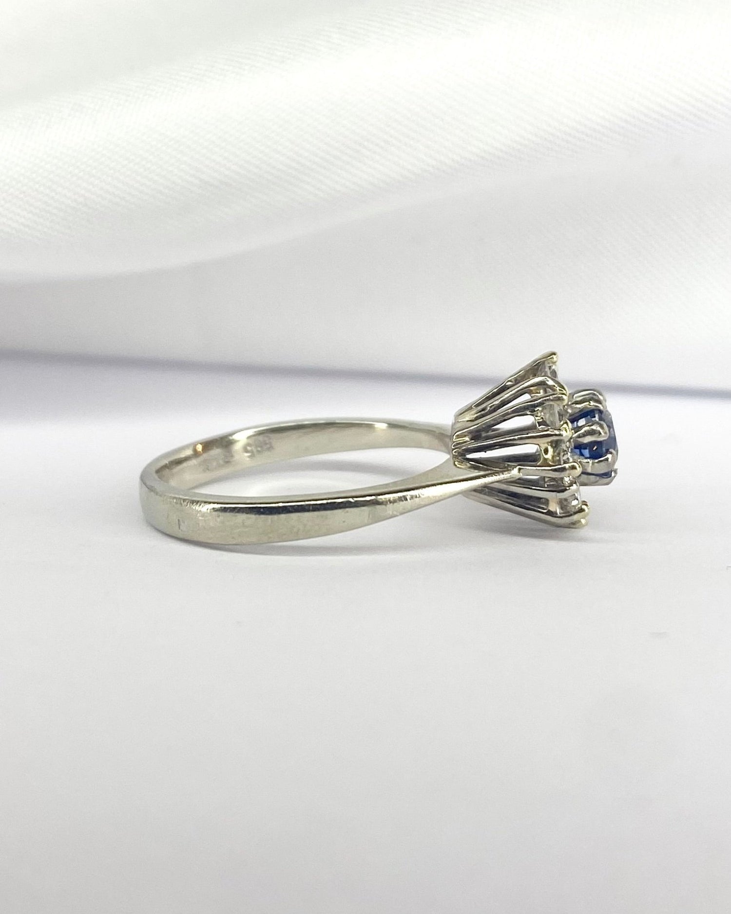 Bague Marguerite Saphir 0.50 carat &amp; Diamants 0.40 carat "Iona" - Elliade Paris