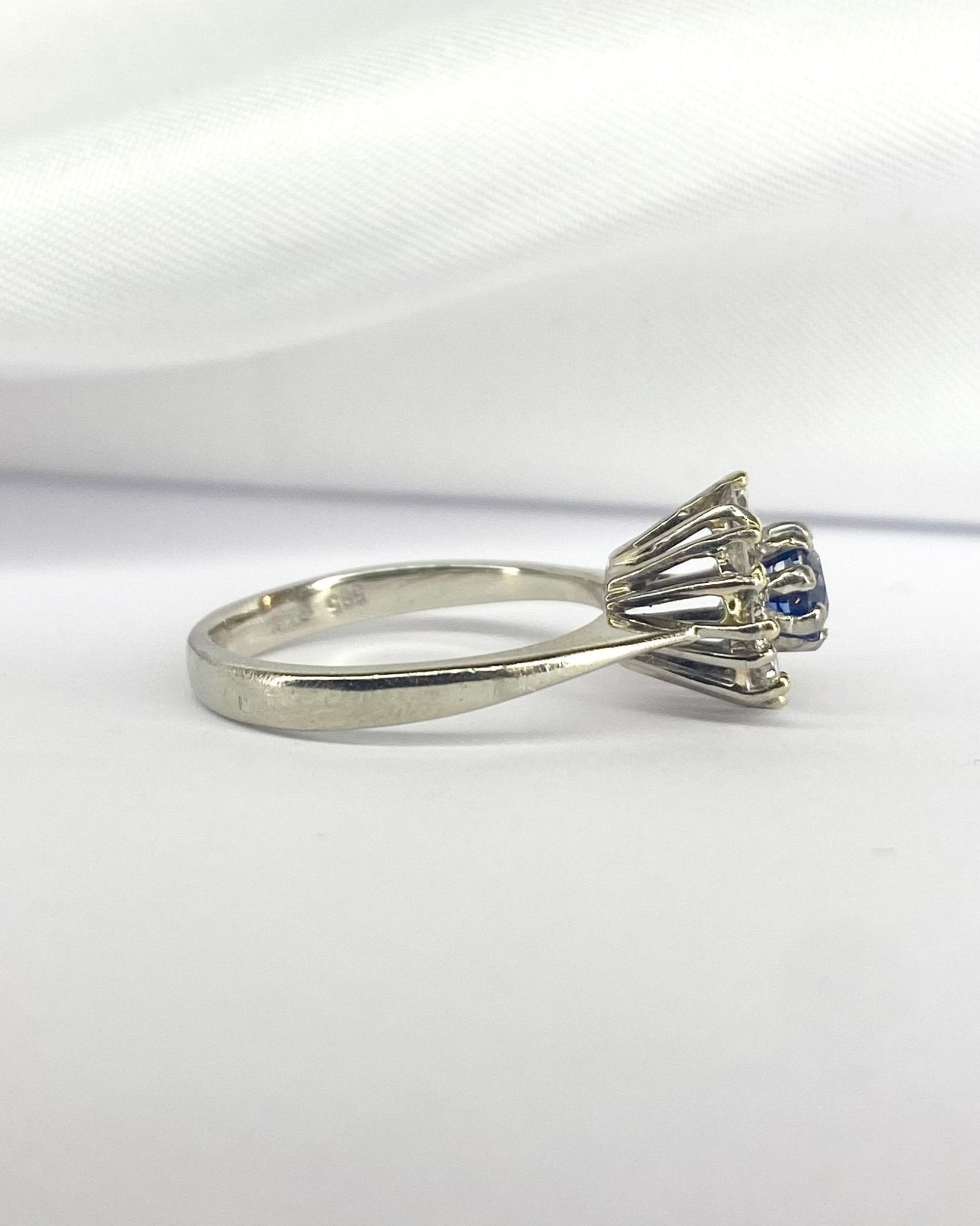 Bague Marguerite Saphir 0.50 carat &amp; Diamants 0.40 carat "Iona" - Elliade Paris