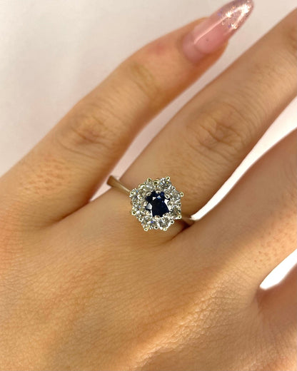 Bague Marguerite Saphir 0.50 carat &amp; Diamants 0.40 carat "Iona" - Elliade Paris