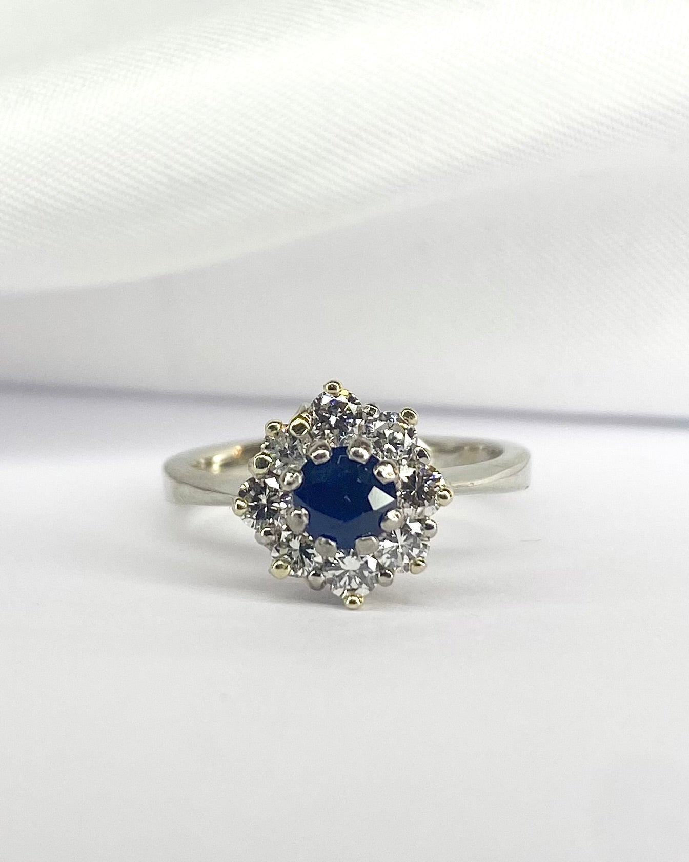 Bague Marguerite Saphir 0.50 carat &amp; Diamants 0.40 carat "Iona" - Elliade Paris
