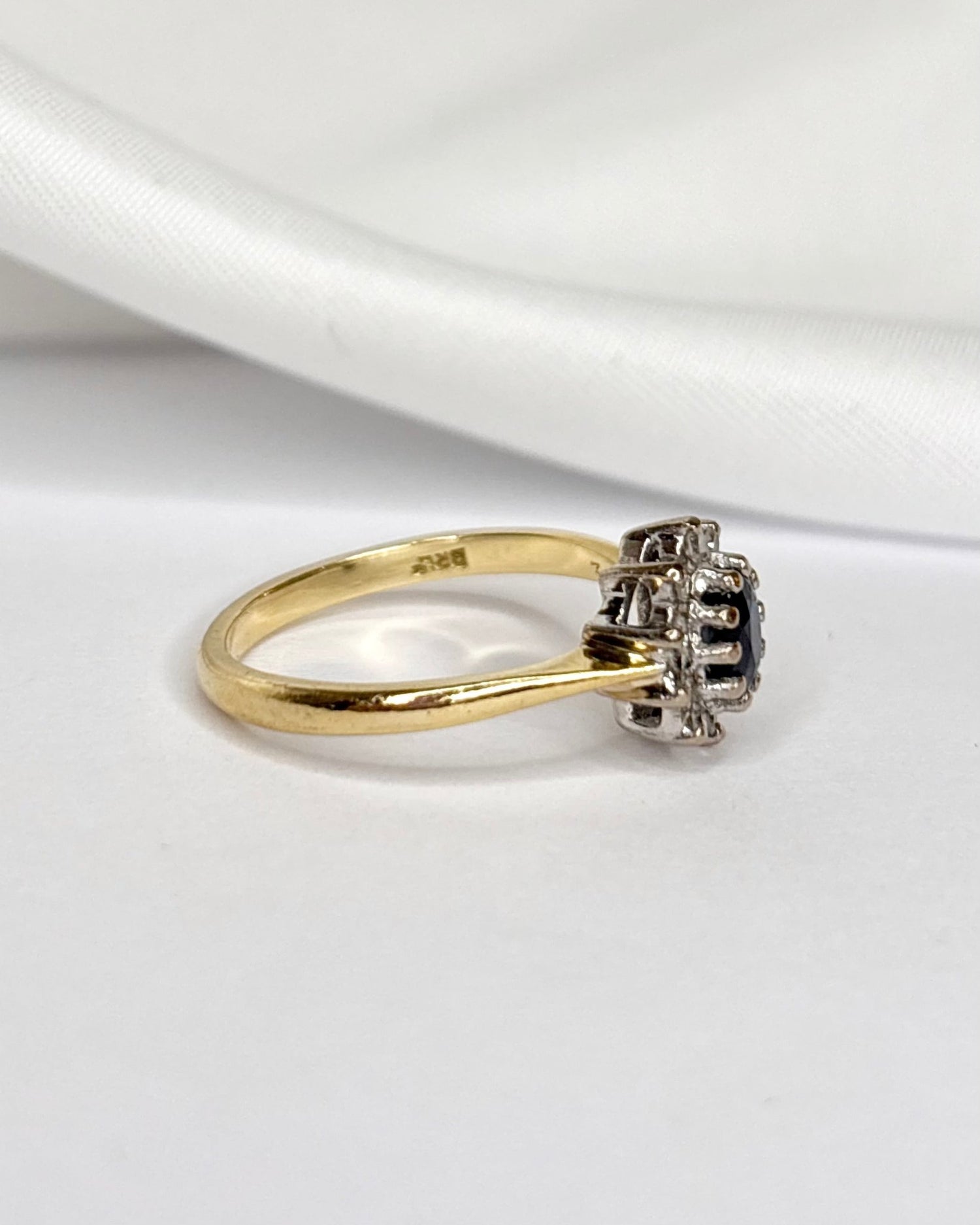 Bague Marguerite Saphir 0.50 carat &amp; Diamants "Eliane" - Elliade Paris