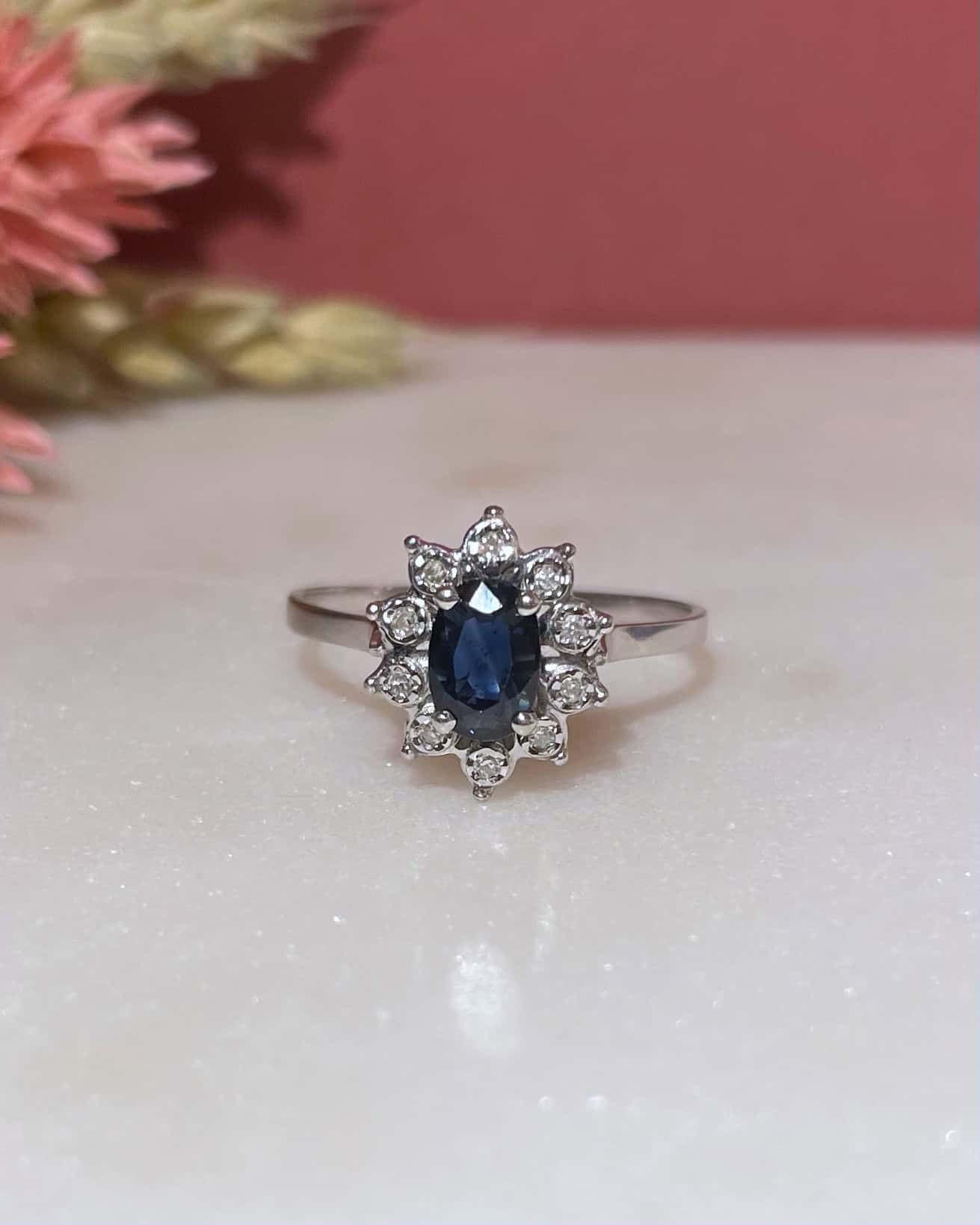 Bague Marguerite Saphir 0.50 Carat &amp; Diamants "Hemma" - Elliade Paris