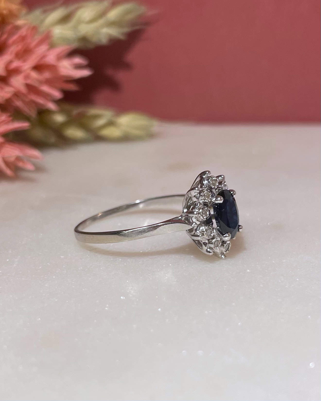 Bague Marguerite Saphir 0.50 Carat &amp; Diamants "Hemma" - Elliade Paris